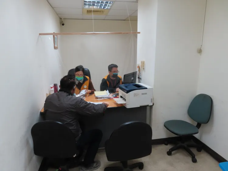 彰化分署行政執行官拘提陳男到案詢問。彰化分署提供