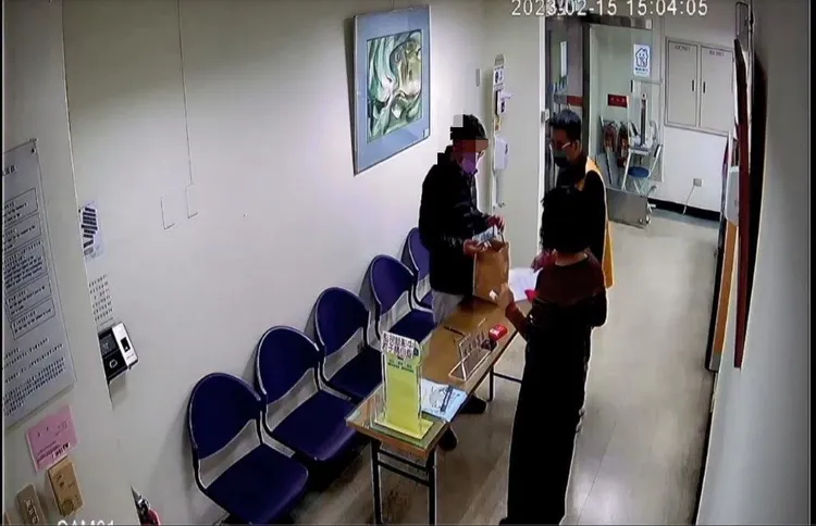 陳男深怕遭管收，緊急連繫兒子（左一）至彰化分署繳納現金50萬元。彰化分署提供