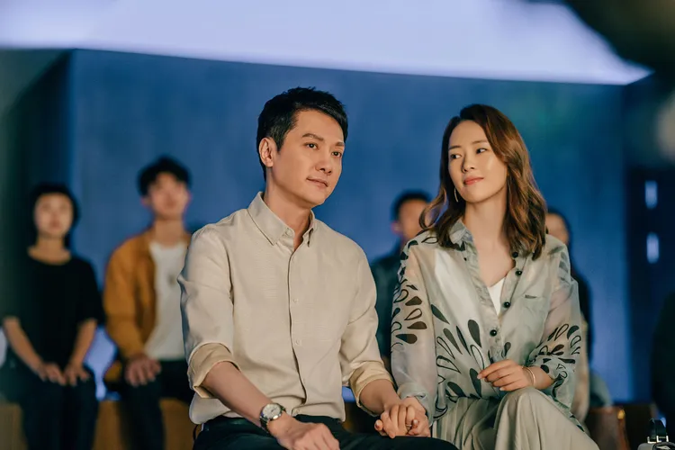 馮紹峰（左）和童瑤飾演青梅竹馬。中天娛樂台提供