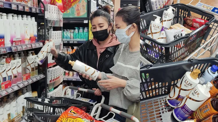 在全聯遇到民眾駐足在LUX洗髮精前研究討論，最後也不約而頭選擇了小紫瓶呢！