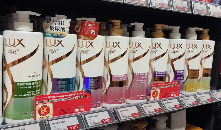 LUX柔亮洗潤洗護系列在架上一字排開好壯觀，趕緊來找尋你的命定洗潤髮乳吧！