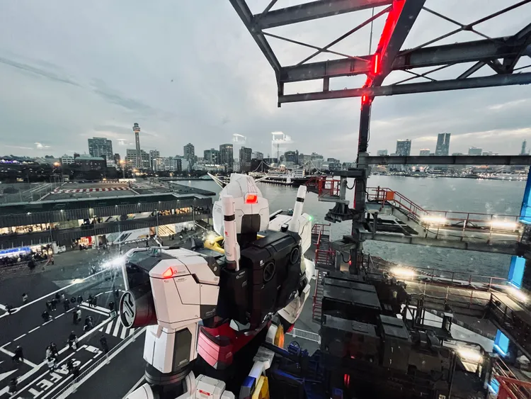 有料景觀台上能零距離細看鋼彈機構細節，還可俯瞰橫濱港的美景。李彥初攝