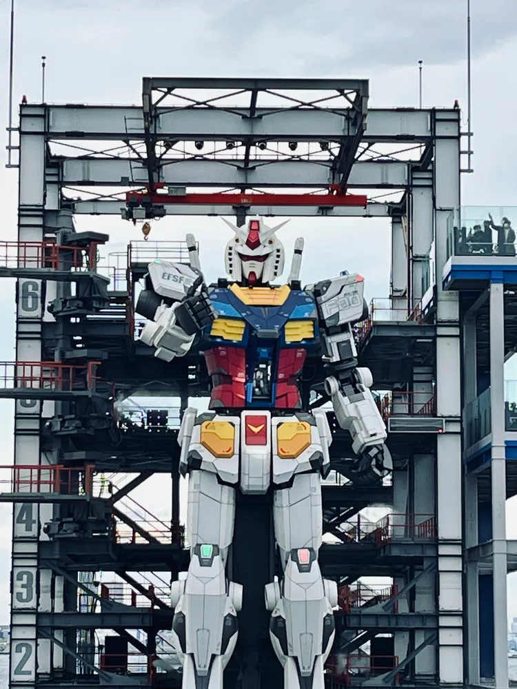 橫濱鋼彈會走會動，就連駕駛艙都可開啟，裡頭還有乘坐駕駛員。李彥初攝