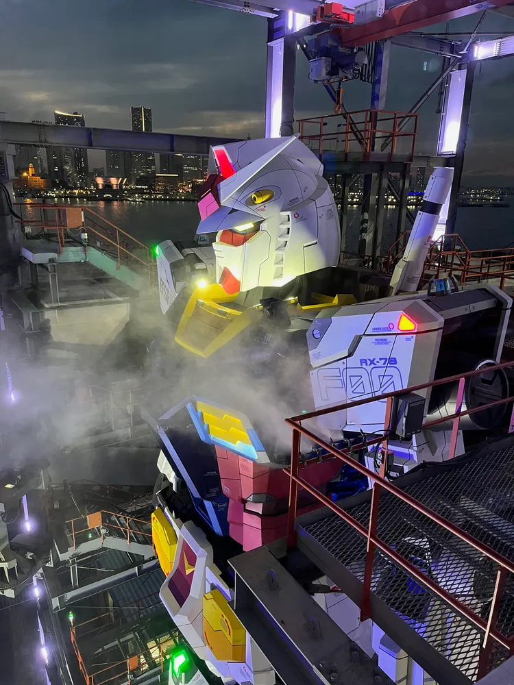 夜間觀賞鋼彈又是另外一種享受。李彥初攝