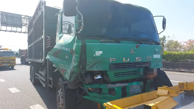 肇事大貨車追撞方前自小客後，推擠撞擊半聯結車。讀者提供