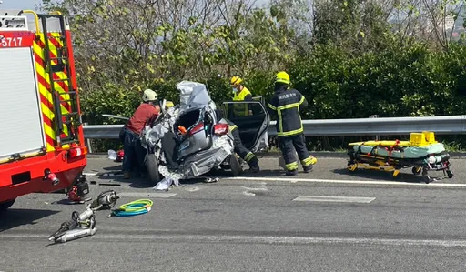 國3重大車禍！小車遭2大車夾擊「擠成一團廢鐵」　4人受傷送醫