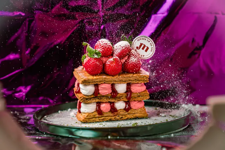 三層莓味以香酥千層作為基底，夾入原味及莓果鮮奶油與酸甜莓果醬，頂部飾以大顆新鮮草莓。業者提供