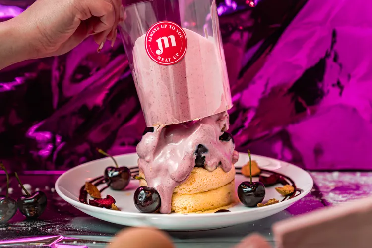 「桃氣」以招牌舒芙蕾搭配Q彈白玉珍珠作為基底，拉起圍邊的同時櫻桃如瀑布般落下，畫面十分療癒。業者提供