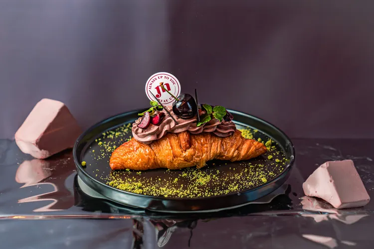 「櫻味」可同時吃進可頌的香酥與巧克力的甜蜜，還能感受櫻桃的酸甜與菠蘿酥的奶香。業者提供