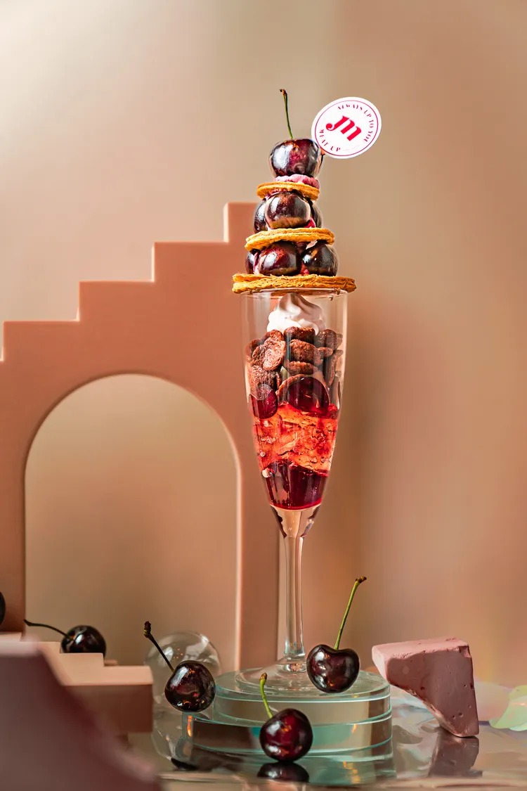 「人生櫻家」在香檳杯中依序加入果凍、櫻桃、巧克力脆皮及鮮奶油，再擺上千層酥及整顆新鮮櫻桃。業者提供