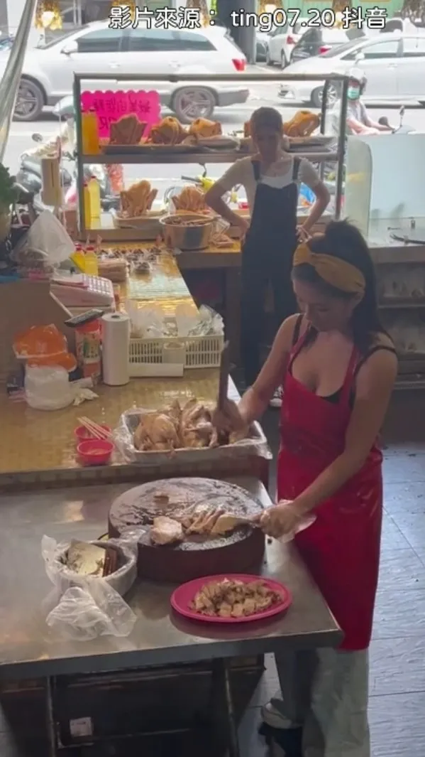 剁鵝肉技術一流，千萬不能得罪正妹。抖音@ting07.20 提供