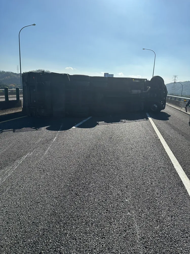 聯結車側翻佔據整條國6東向車道，造方後方回堵1.7公里。民眾提供