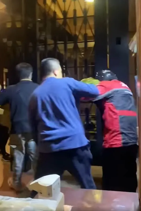 外送員因按喇叭引發其他駕駛不滿打人。翻攝臉書社團爆料公社