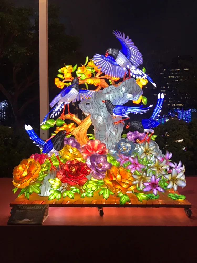 機關團體組燈王融入野百合藍鵲、牡丹花等元素。教育局提供
