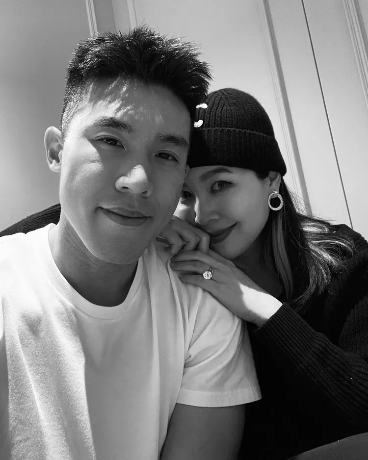 廖曉喬和「現世情人」老公董子淳（左），日前一起慶祝了結婚4周年紀念日，甜蜜模樣羨煞一票網友。翻攝bridgette_xoxo IG