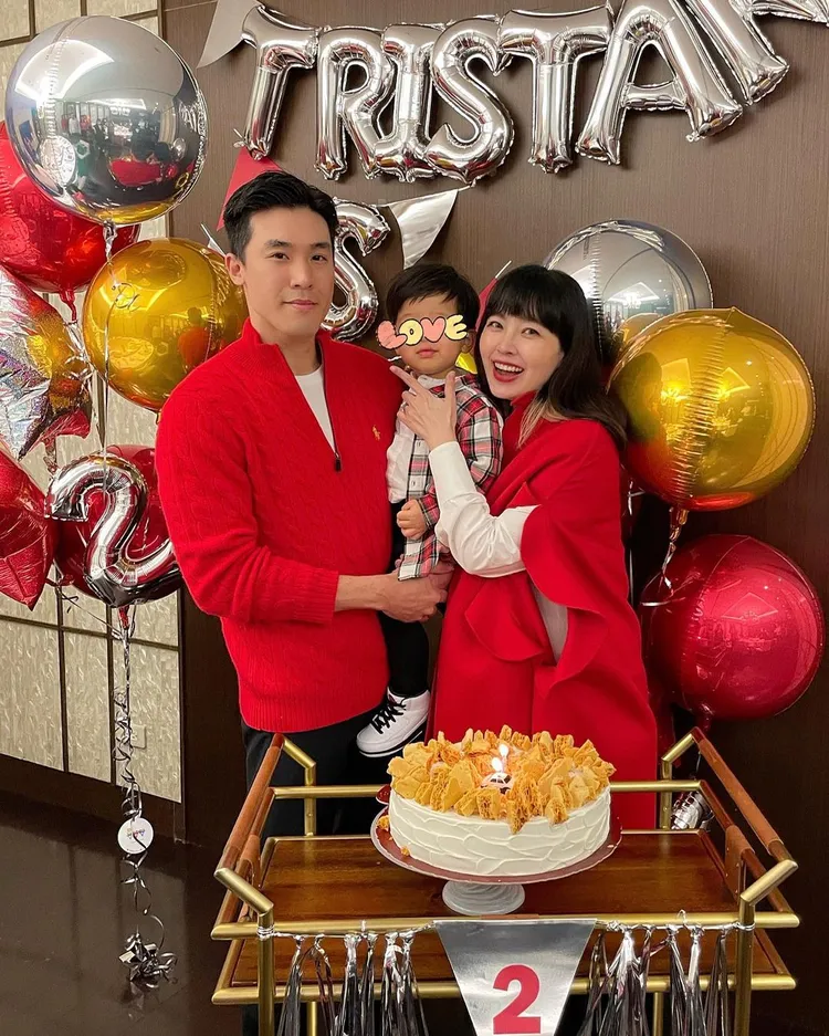 廖曉喬（右）和老公董子淳（左）剛為愛子Tristan慶祝完2歲生日。翻攝bridgette_xoxo IG