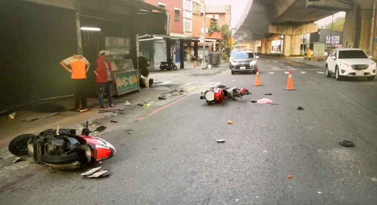 警方到場將兩位騎士送醫，依規定測繪、照相處理，恢復現場交通。讀者提供