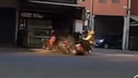 高雄式左轉釀禍！熊貓外送直擊阿伯鬼切　2騎士手斷車碎