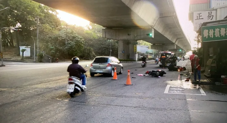 警方到場將兩位騎士送醫，依規定測繪、照相處理，恢復現場交通。讀者提供