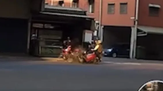 72歲劉姓阿伯鬼切欲左轉到巷子裡，與對向黃姓騎士所騎的機車撞上。翻攝TikTok