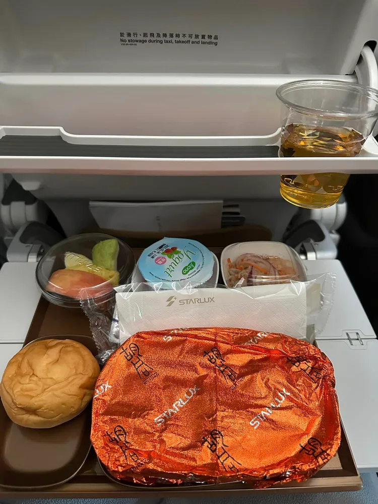 張維中相當訝異飛機餐的餐包。翻攝自張維中臉書粉專