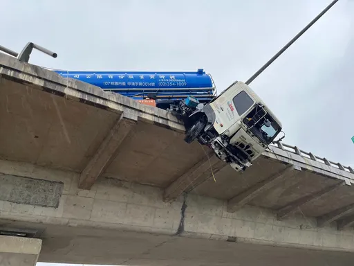 驚悚有片|化學槽車自撞護欄「車頭卡高空」 駕駛摔落橋下慘死