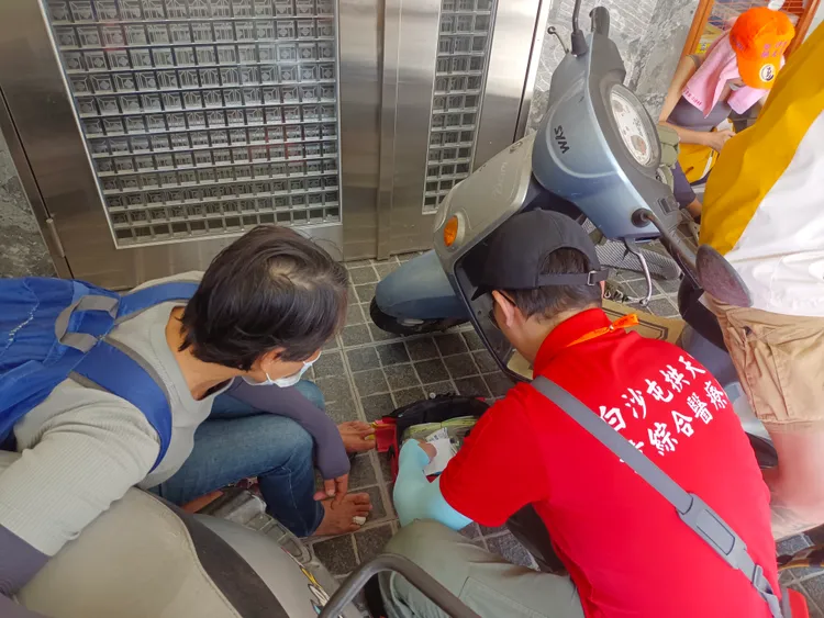 童綜合醫療團隊協助香燈腳傷口照護。童綜合醫院提供