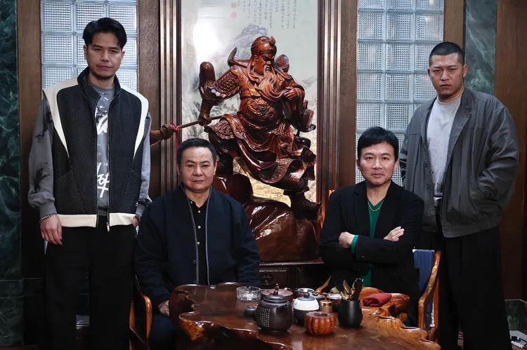 隆宸翰（左起）、蔡振南、孫鵬、草爺很有氣勢。林林攝
