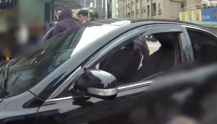 新莊警方攔下嫌犯車輛喝令下車蹲下，救出被逼打工還債的廖姓被害人。翻攝畫面