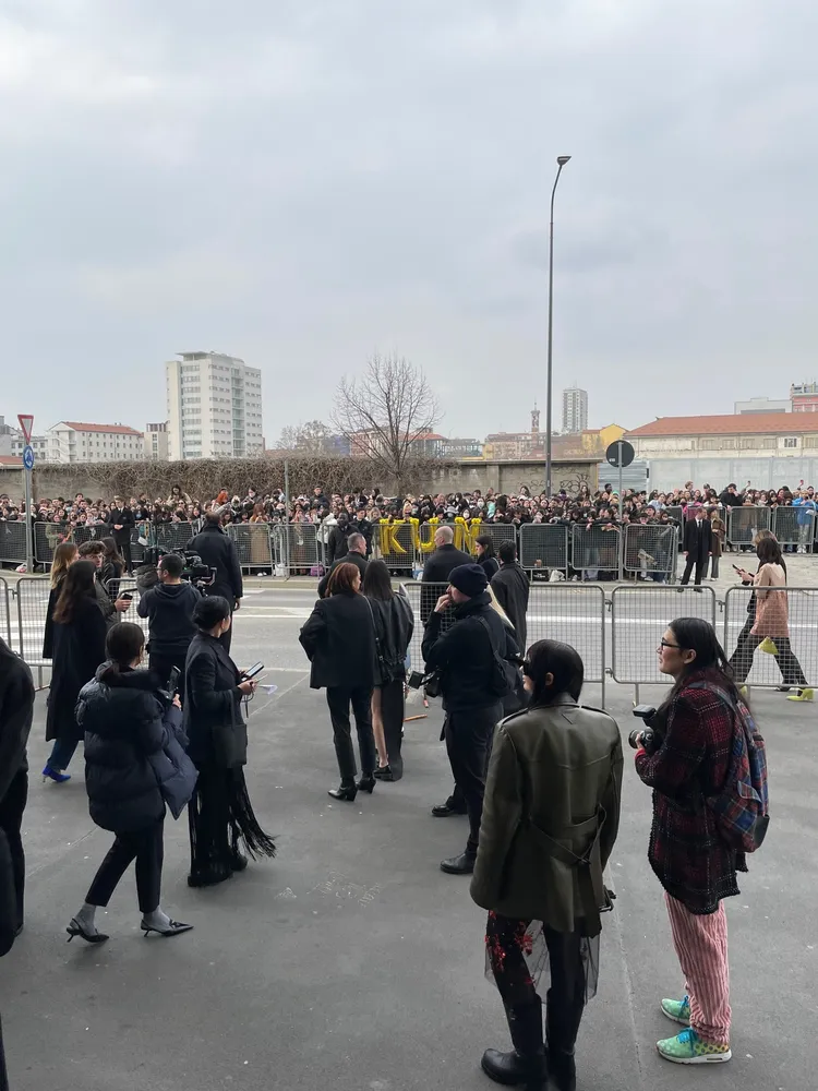 蔡徐坤的粉絲在場外為他準備「KUN」字樣造型的氣球。陳張眾攝