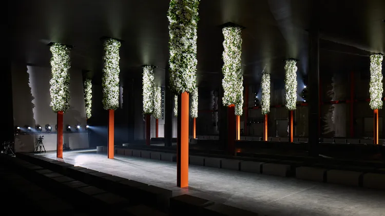 PRADA藝術基金會Deposito秀場空間中，降下了綁著鮮花的柱子。品牌提供