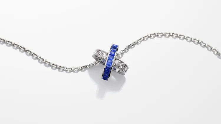 Jeux de Liens 18K白金藍寶石、鑽石墜鍊，約20萬4000元。品牌提供