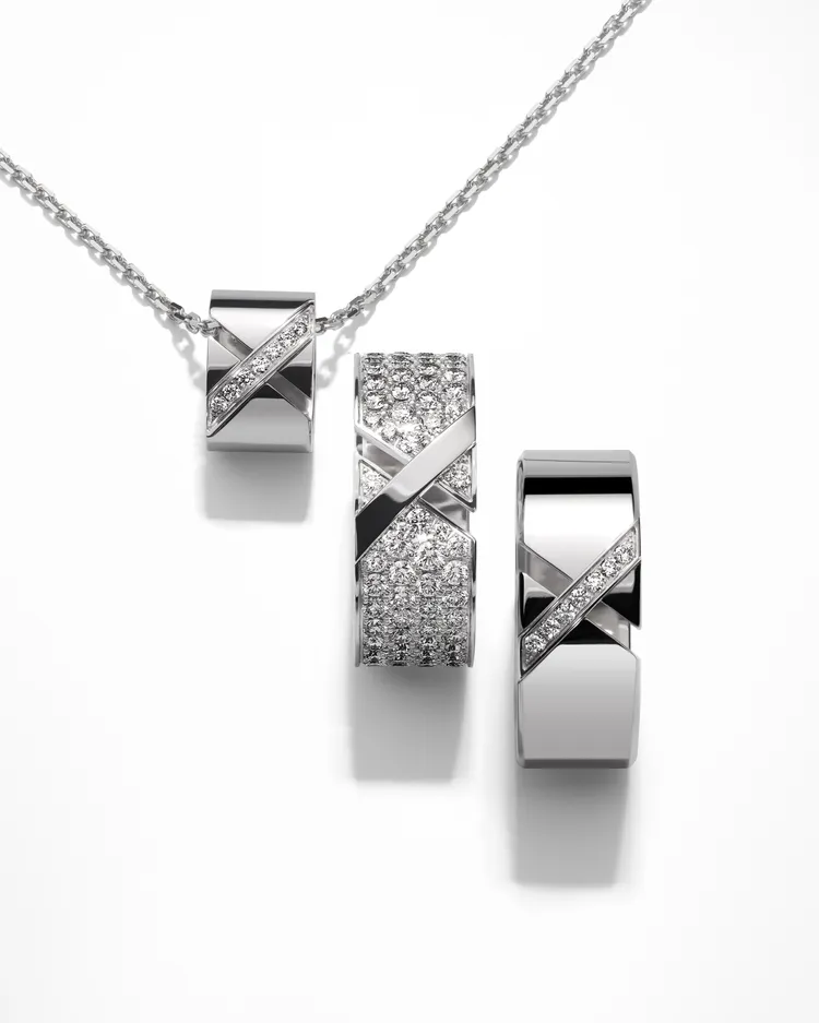 全新上市的Liens Évidence戒指與墜鍊，透過鏤空手法及銳利線條，重新演繹標富含連結寓意的「X」符碼。品牌提供