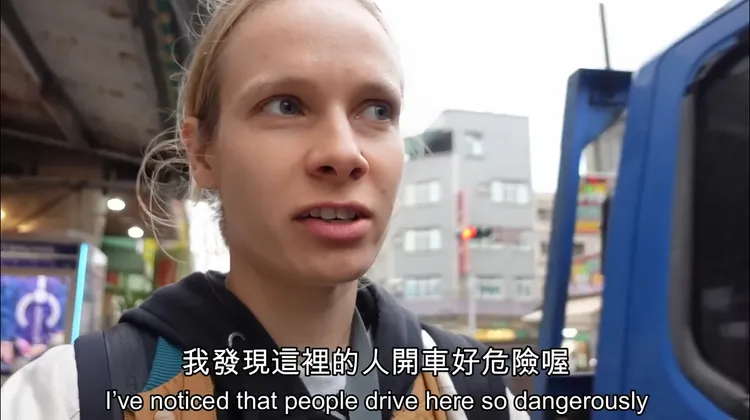 Lena點出當地交通亂象。取自YouTube頻道「旅遊真台灣 Travel North Taiwan」