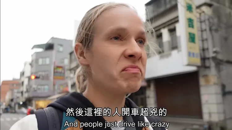 Lena點出當地交通亂象。取自YouTube頻道「旅遊真台灣 Travel North Taiwan」