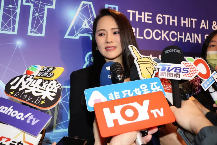 劉文正愛徒伊能靜面對記者提問，眼眶泛紅。特勤中心攝