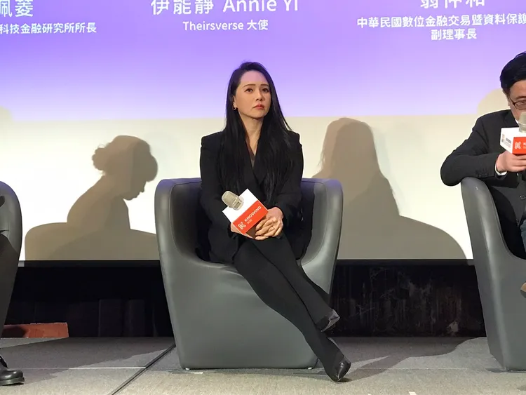 伊能靜表情嚴肅哀傷。特勤中心攝