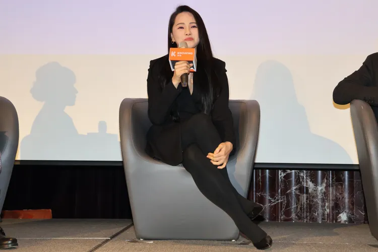 伊能靜拿麥克風認真分享。特勤中心攝