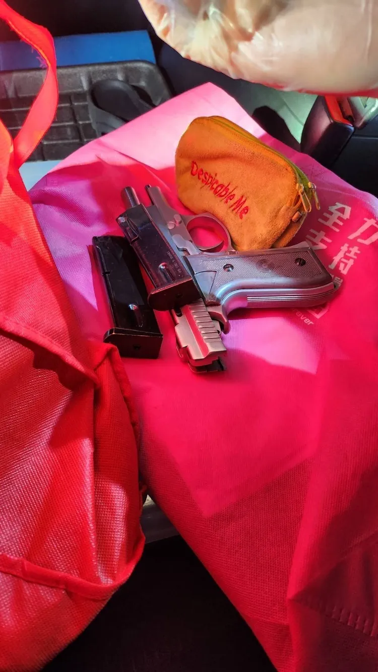 警方清點證物。翻攝畫面