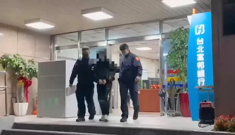警方移送謝男。翻攝畫面