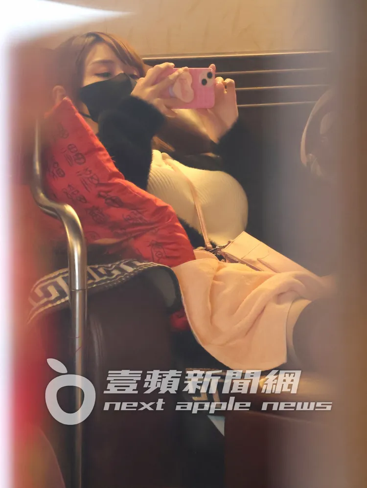 短今邊滑手機躺平讓暖男師傅按摩水腫的「大長腿」。特勤中心攝