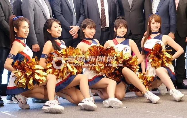 「極品大隻馬」短今（右）對鏡頭曬出大長腿。特勤中心攝