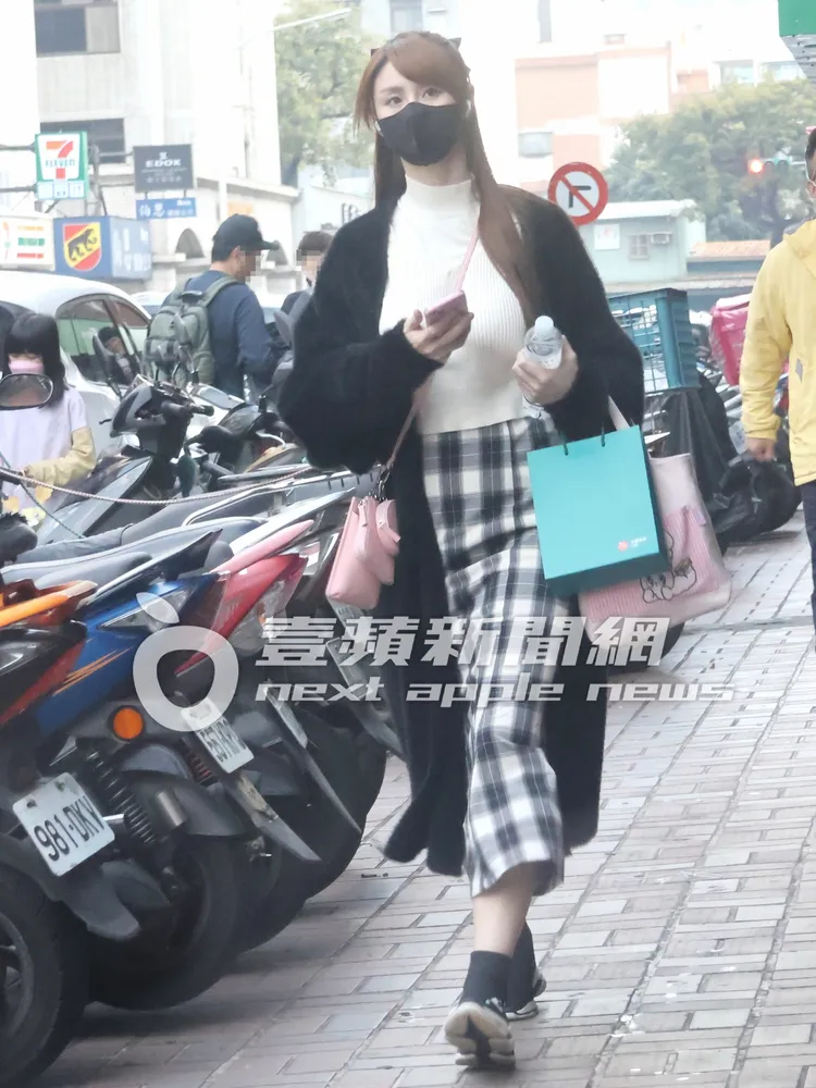 短今挑高的身材和傲人的上圍很難不讓人認出來。特勤中心攝