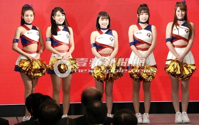 中信兄弟「PS女孩」人氣王峮峮（中）領軍，帶領成員「極品大隻馬」短今、貴貴、妮可、Peggy，穿上經典賽應援戰袍亮相。特勤中心攝