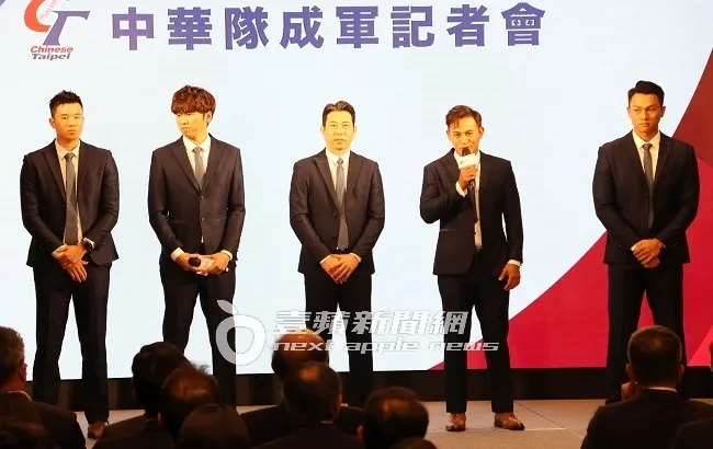 中華隊總教練林岳平（中），率領4名代表隊球員公佈球員名單。特勤中心攝