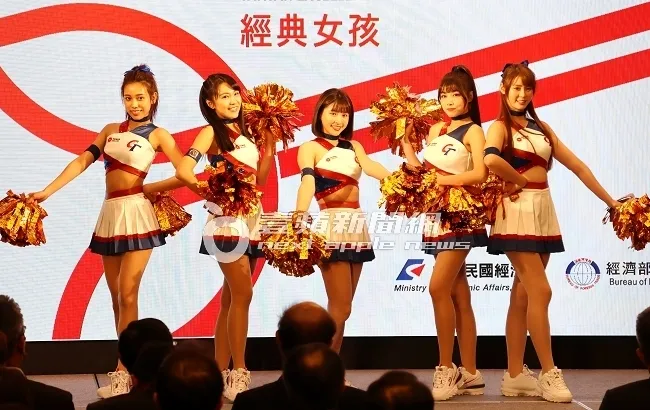 短今（右）穿上經典賽應援戰袍，開衩背心及迷你百褶裙，在台上跳應援舞。特勤中心攝