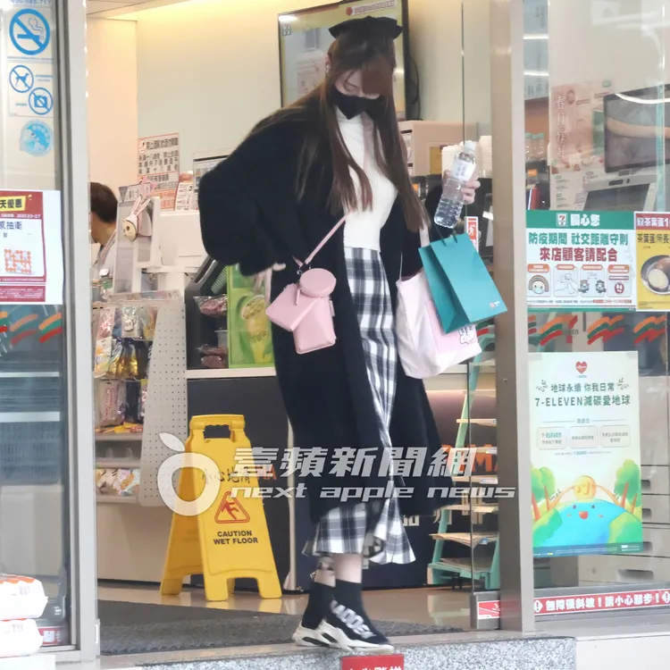 短今逛完便利商店，將絲襪塞進包包。特勤中心攝