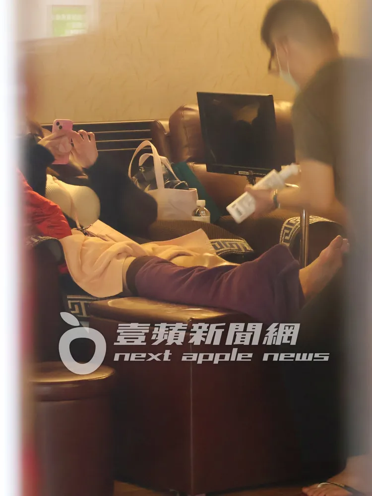 暖男師傅正在擠按摩霜，準備幫短今按摩大長腳。特勤中心攝