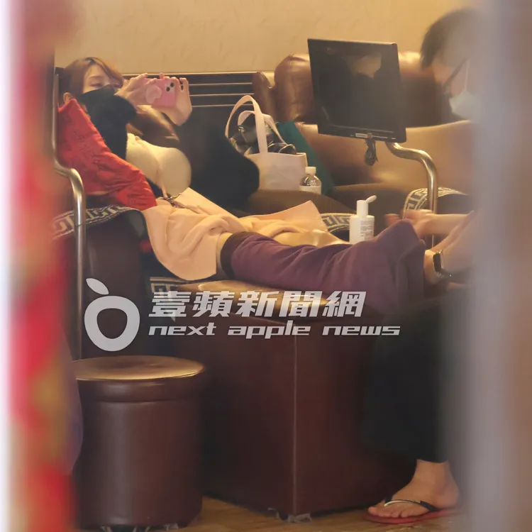 暖男按摩師傅認真替短今按摩水腫的雙腿。特勤中心攝