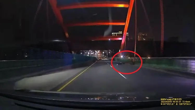 陳姓外送員連人帶車在地上翻滾。民眾提供